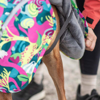 Pomppa Kevyt gefütterter Regenmantel mit Geschirröffnung NEUE Ausführung Forest 31